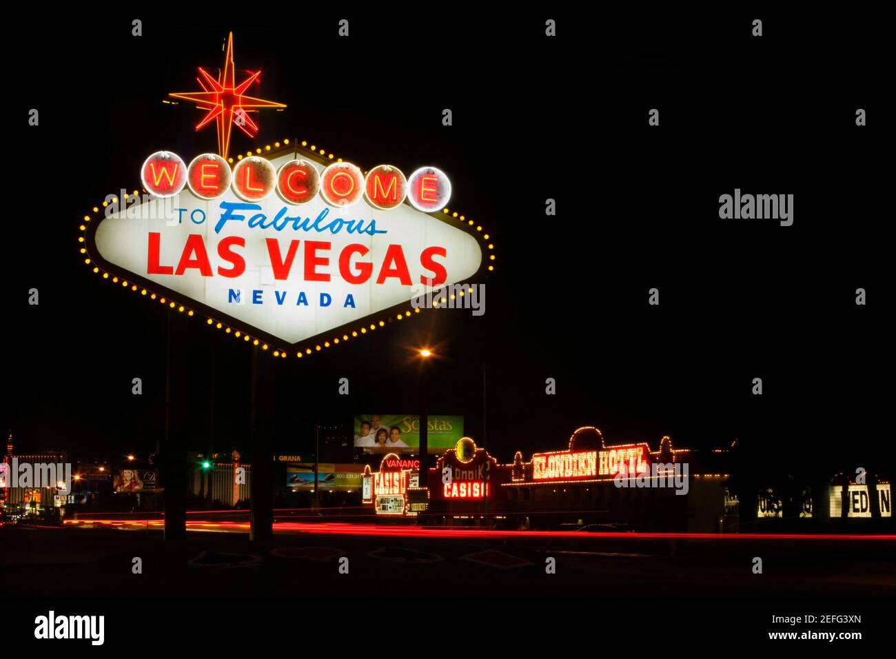 Willkommens-Schild beleuchtet in der Nacht, Las Vegas, Nevada, USA  Stockfotografie - Alamy