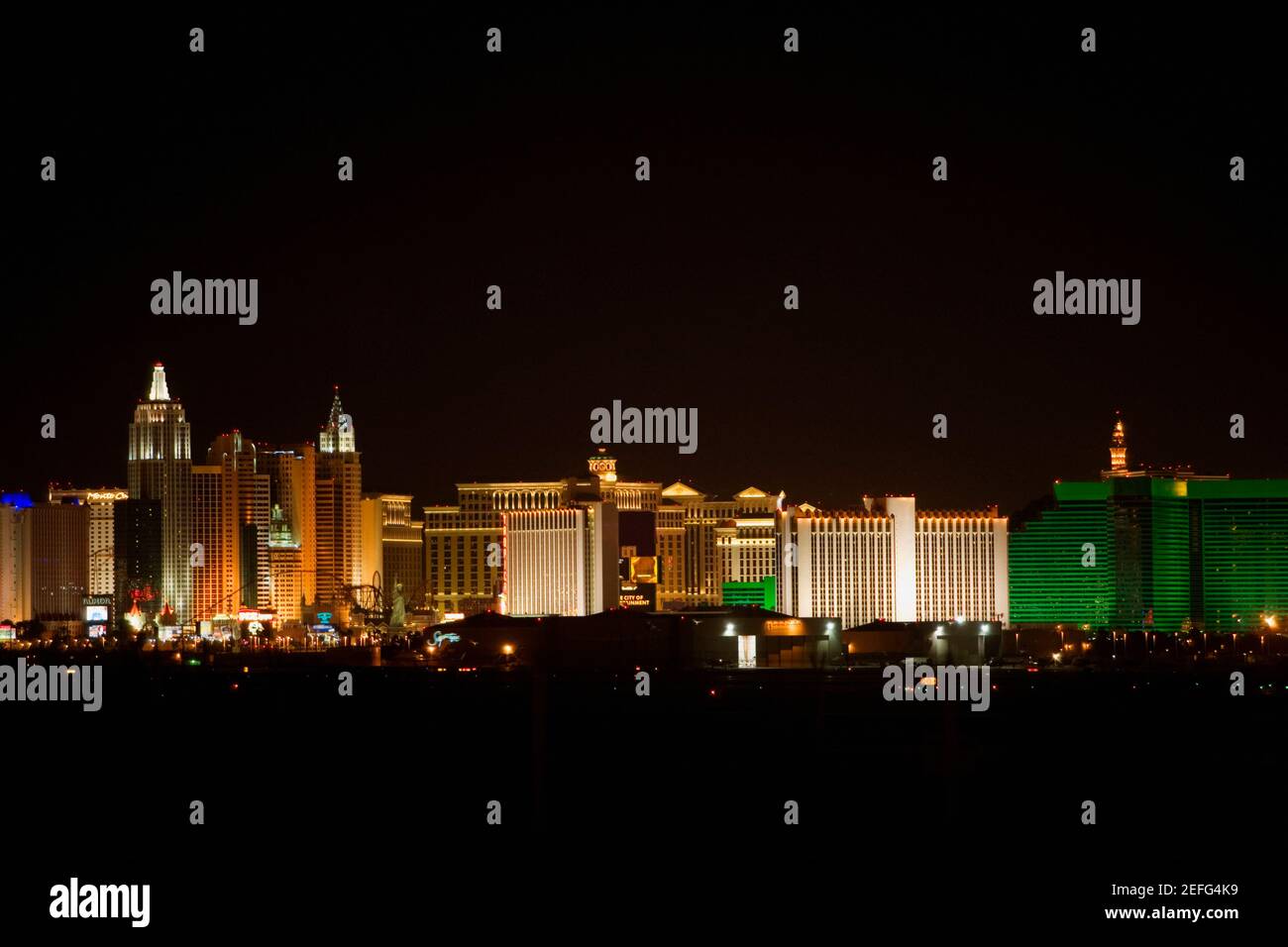 Gebäude in einer Stadt beleuchtet in der Nacht, Las Vegas, Nevada, USA Stockfoto