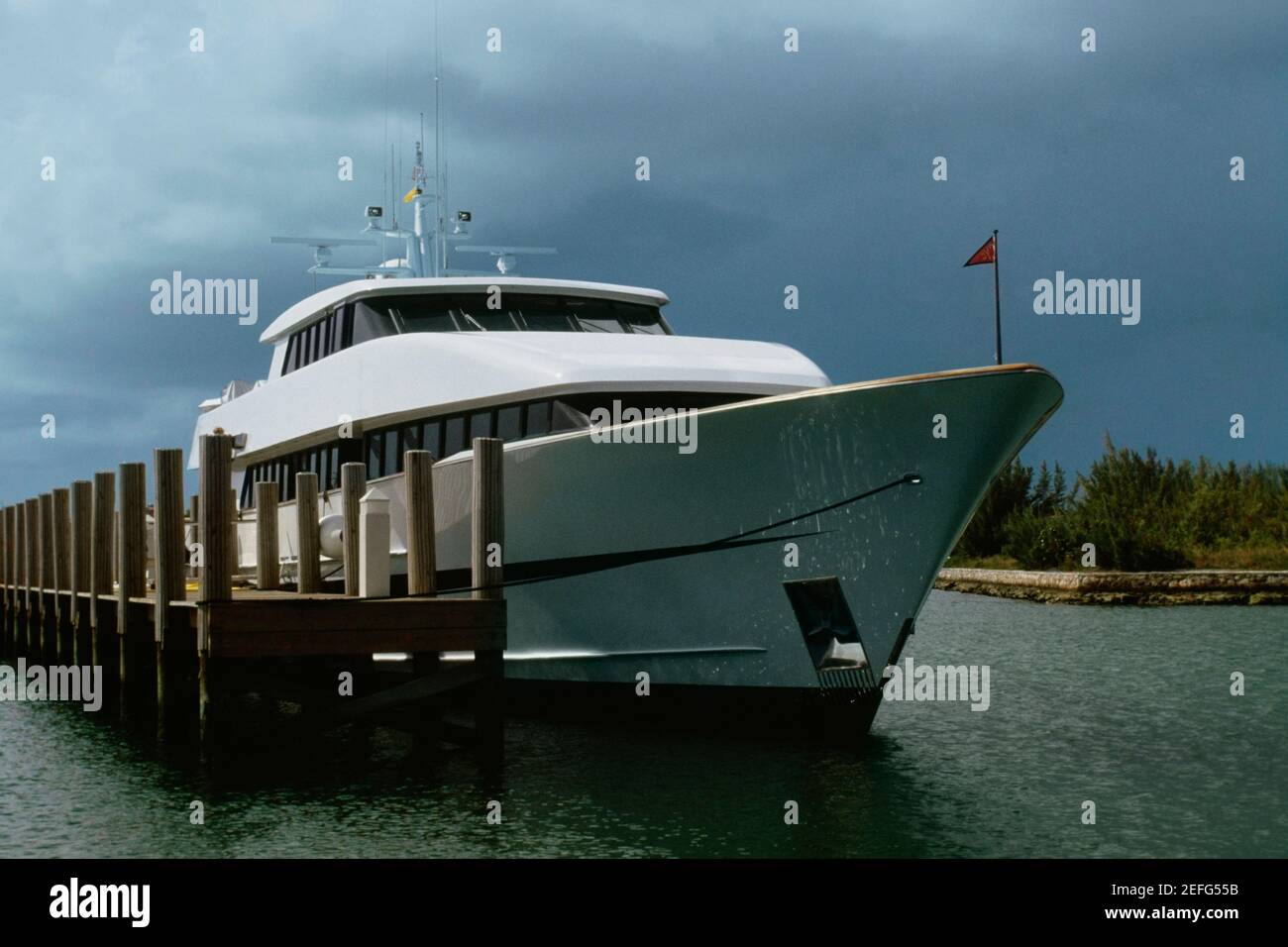 Seitenansicht einer verankerten Yacht, Grand Bahamas, Bahamas Stockfoto