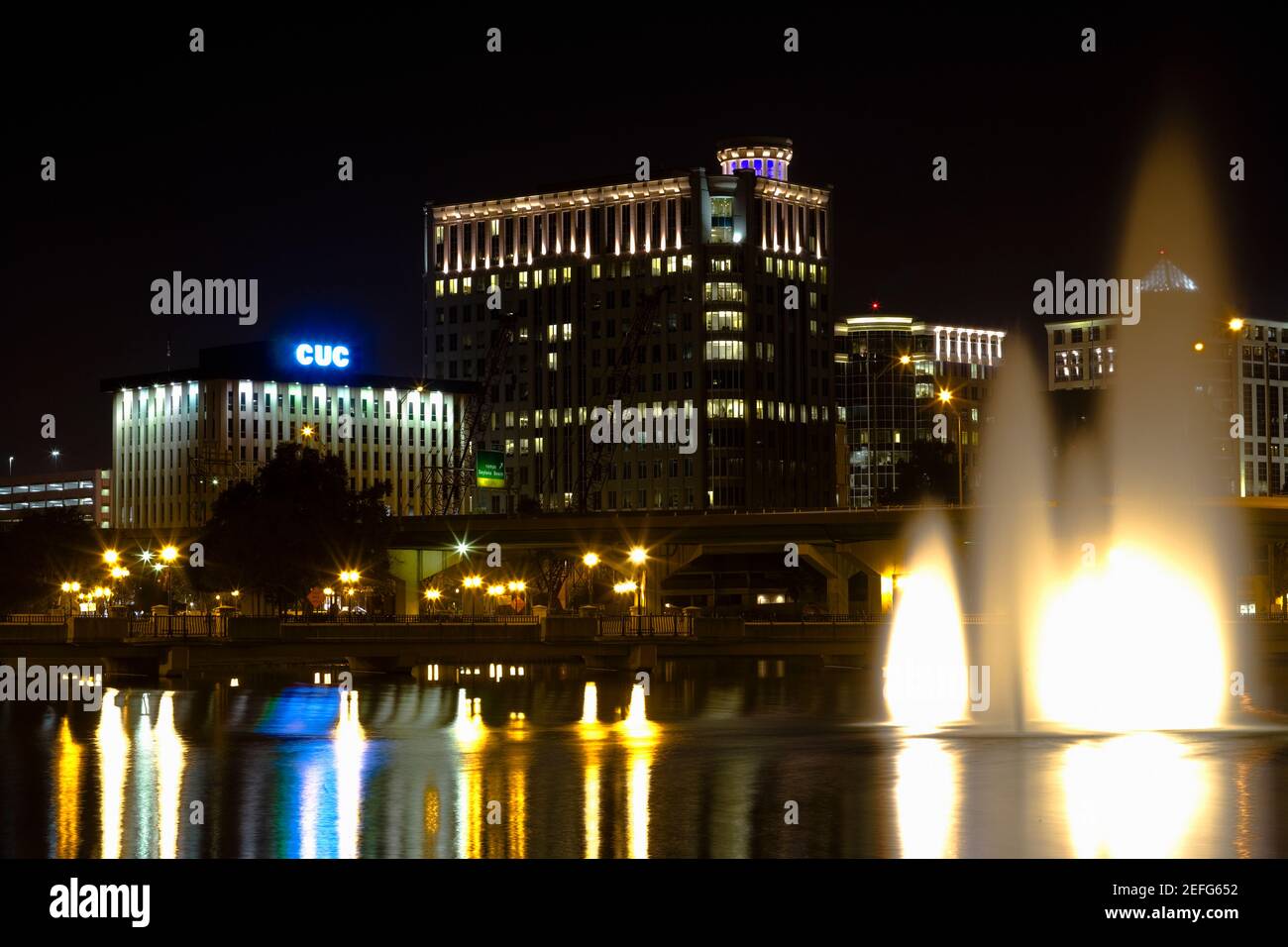 Nachts beleuchtete Brunnen vor Gebäuden, Orlando, Florida, USA Stockfoto