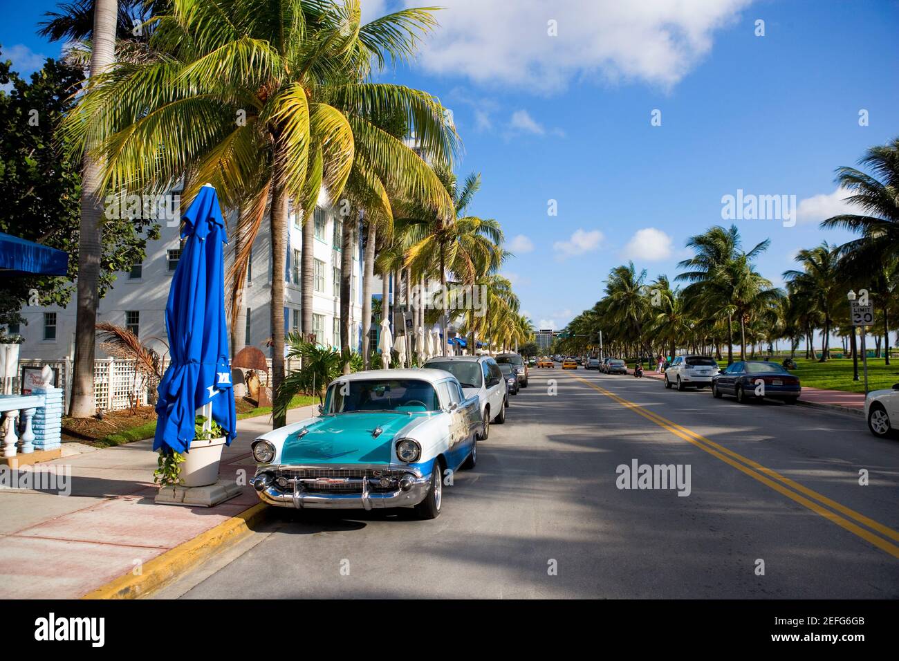 Autos auf beiden Seiten einer Straße geparkt, South Beach, Miami Beach, Florida, USA Stockfoto