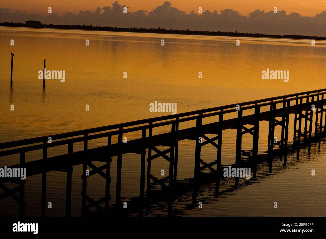 Silhouette eines Piers im Meer, St. Augustine Beach, Florida, USA Stockfoto