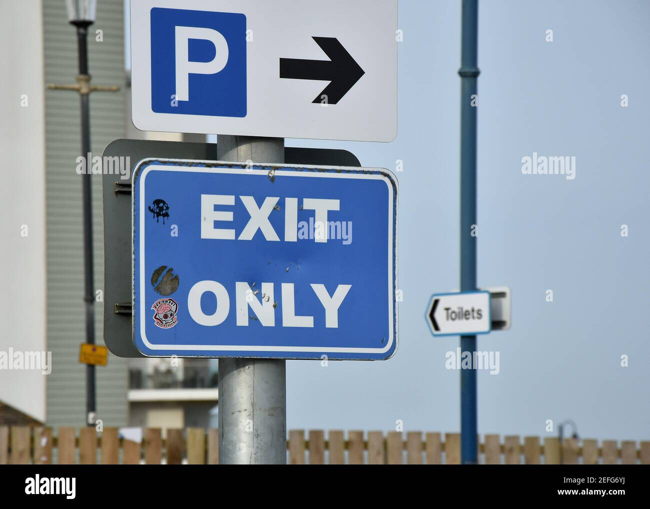 UK Straßenschilder wie auf den Straßen von North Devon, P, Parkplatz, nur Ausfahrt gefunden Stockfoto