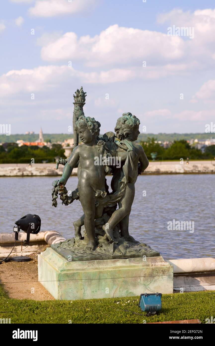 Statuen in der Nähe eines Teiches in einem formalen Garten, Schloss von Versailles, Versailles, Frankreich Stockfoto