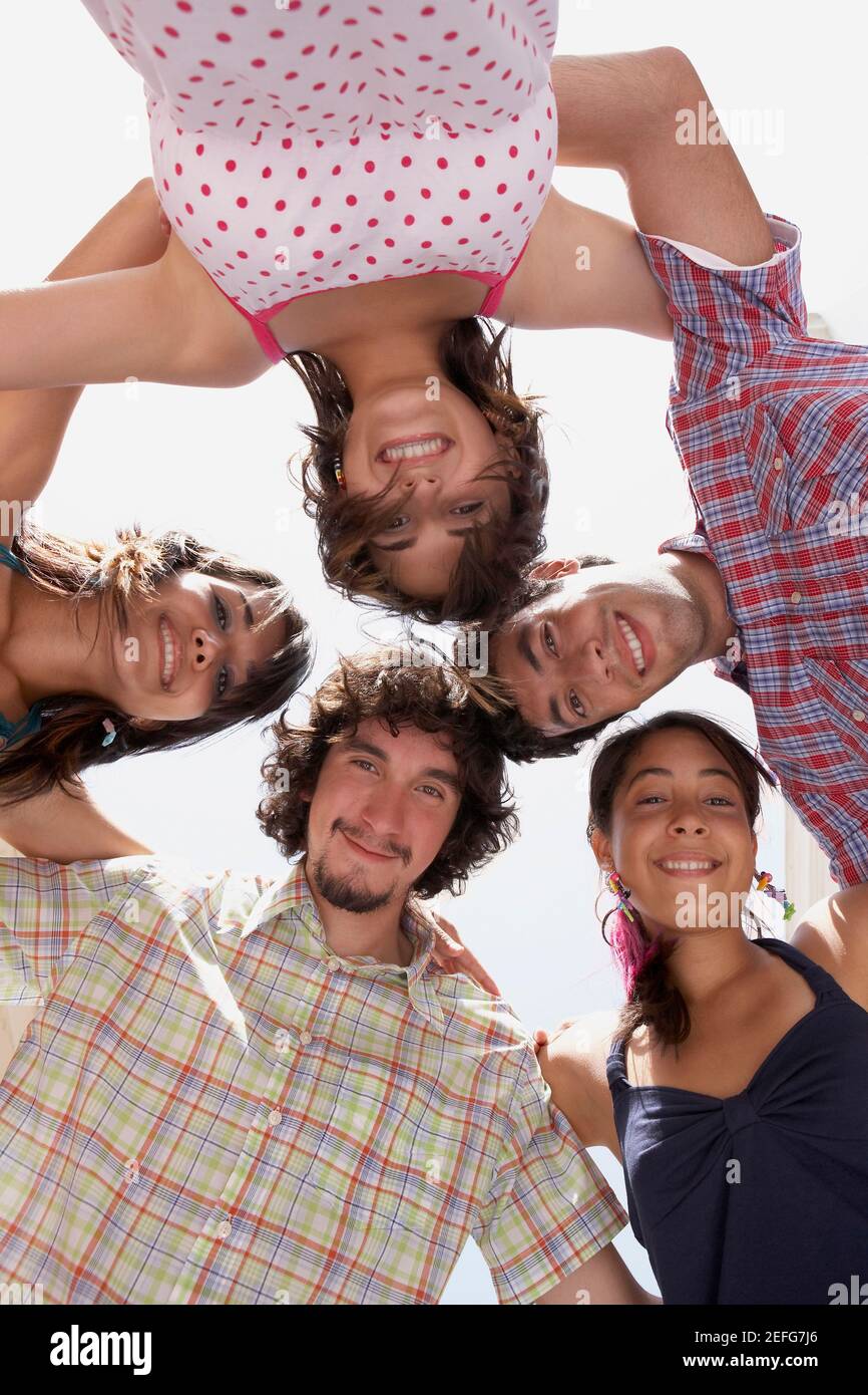 Niedrigen Winkel Ansicht von drei jungen Frauen und zwei junge Männer in ein Wirrwarr Stockfoto