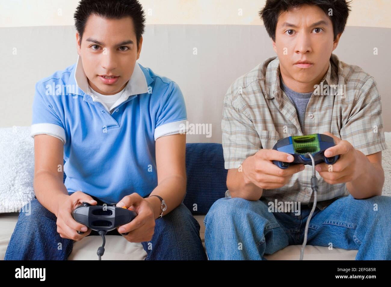 Porträt von zwei jungen Männern spielen Videospiel Stockfoto