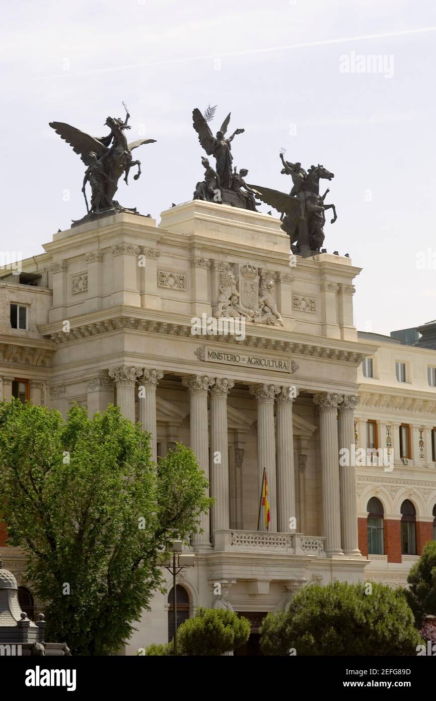 Statuen auf der Oberseite eines Regierungsgebäudes, Ministerium für Landwirtschaft Gebäude, Madrid, Spanien Stockfoto