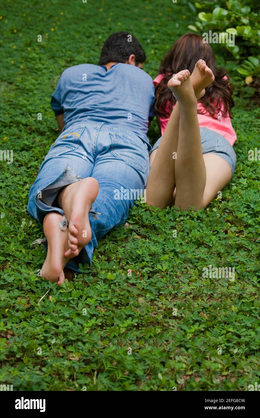 Rückansicht eines jungen Paares, liegend in einem park Stockfoto
