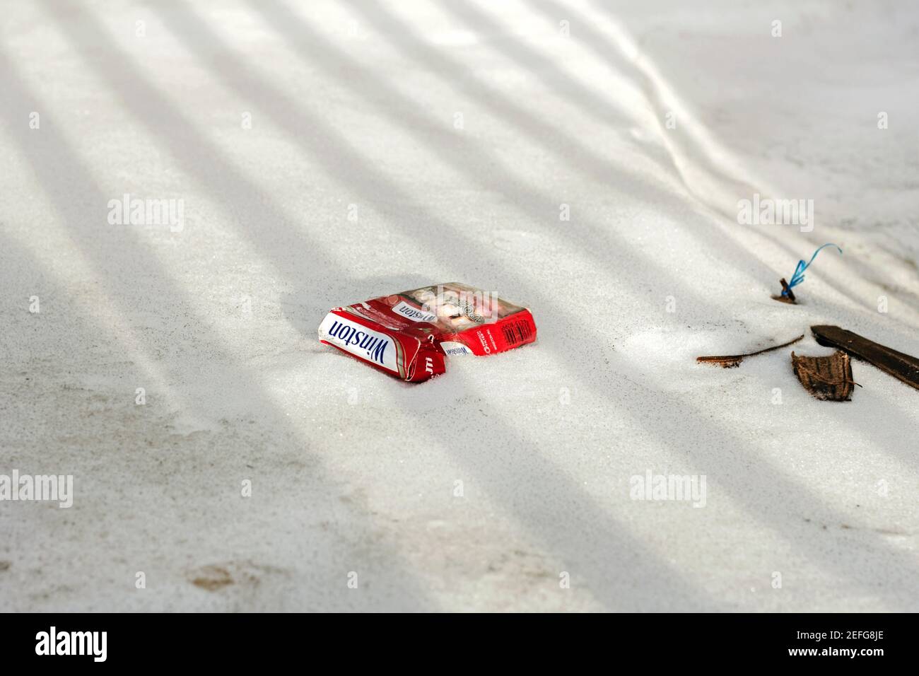 Februar, 3, 2017, - Moskau, Russland: Rote Packung Winston Zigaretten im Schnee für redaktionelle Verwendung Stockfoto
