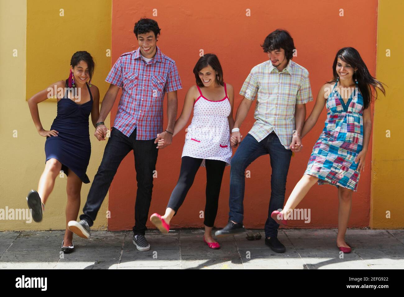 Zwei junge Männer, die tanzen mit drei jungen Frauen, Puerto Rico Stockfoto
