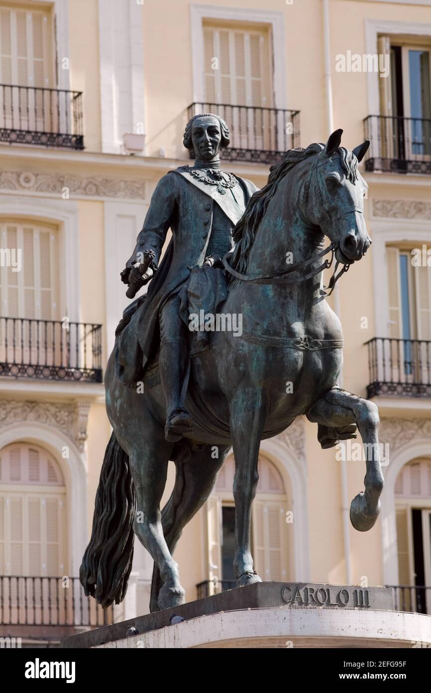 Statue von Carlos III vor einem Gebäude, Puerto De Sol, Madrid, Spanien Stockfoto