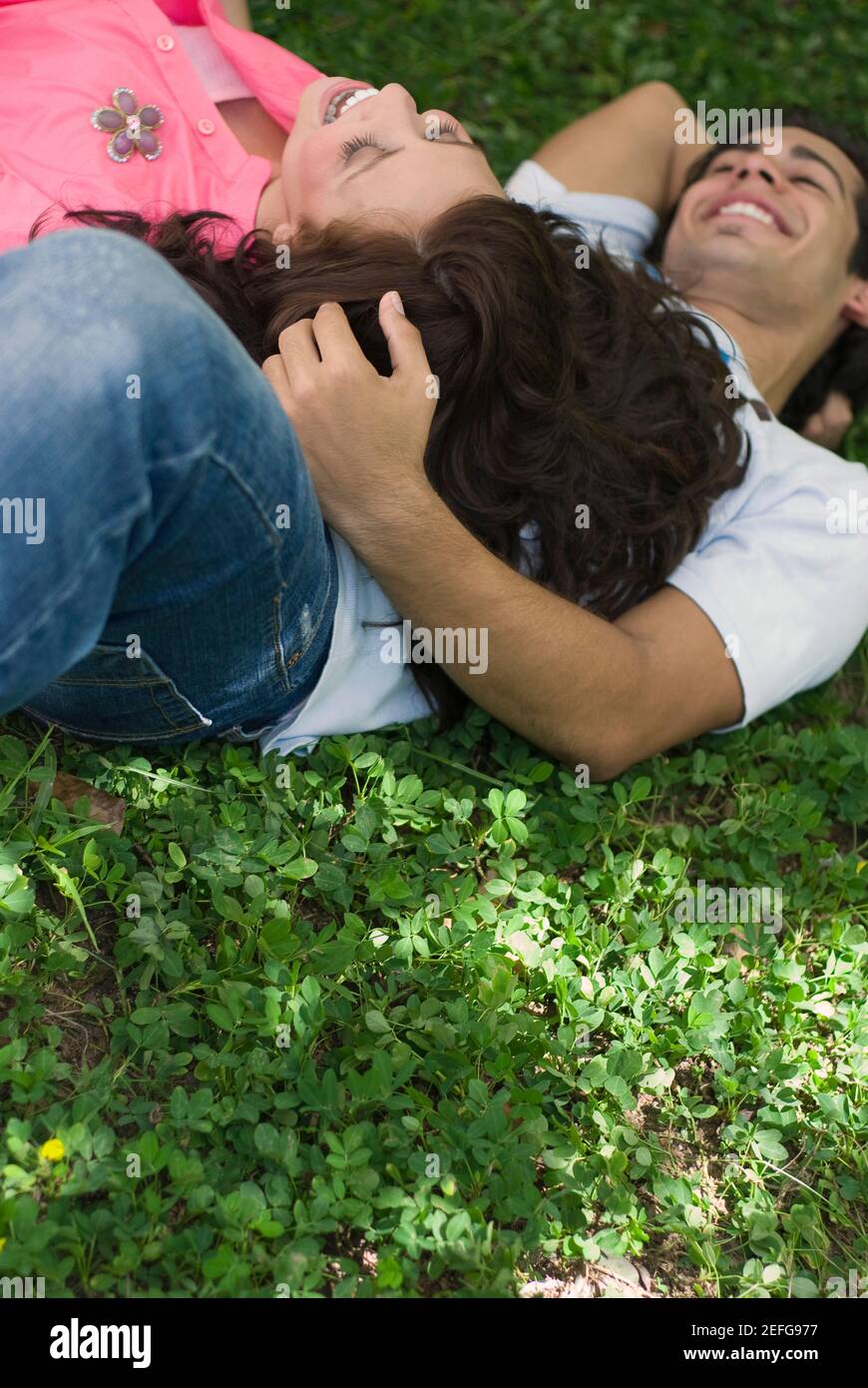 Junges Paar liegend in einem park Stockfoto