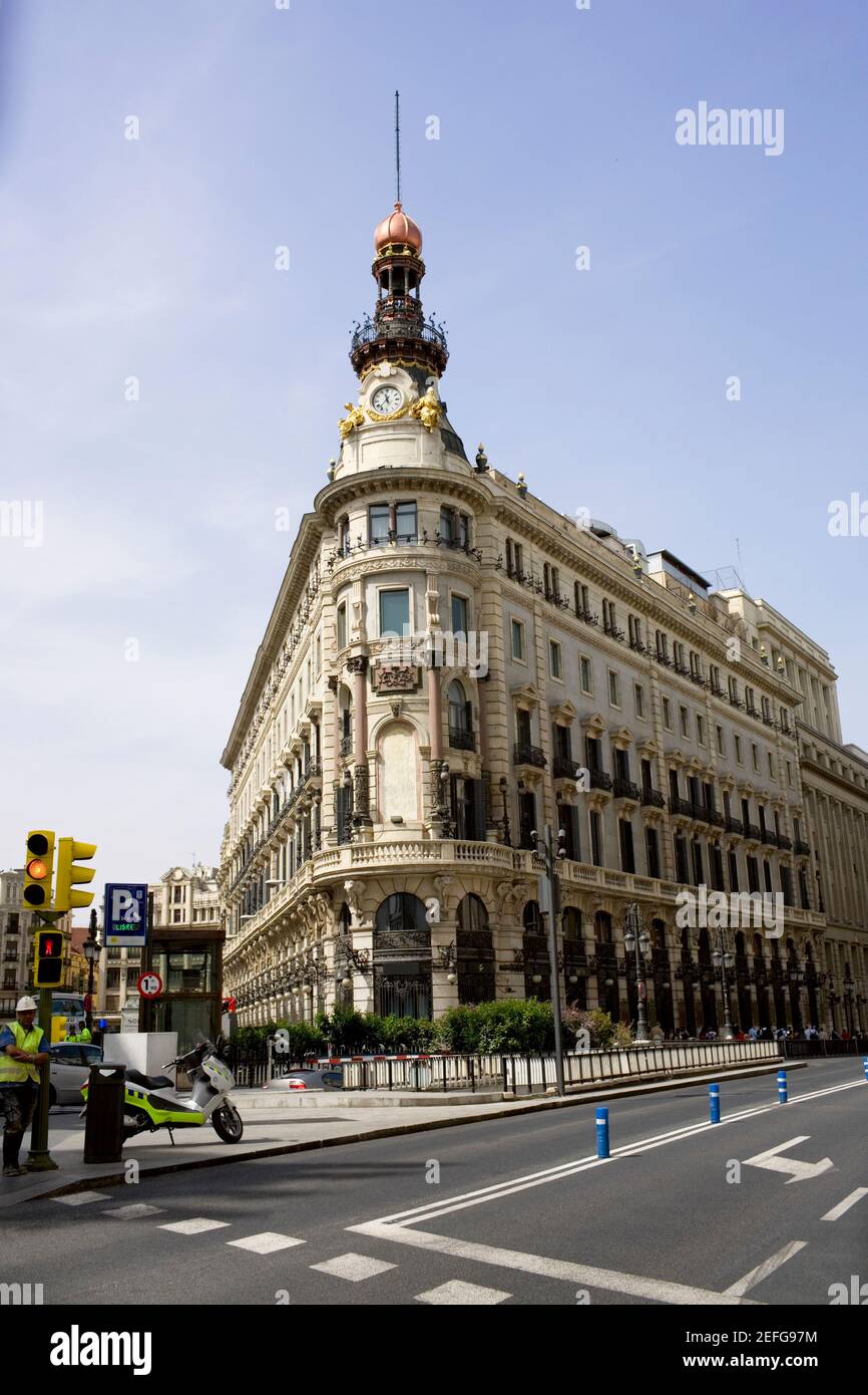 Niedrige Ansicht eines Gebäudes entlang einer Straße, Madrid, Spanien Stockfoto