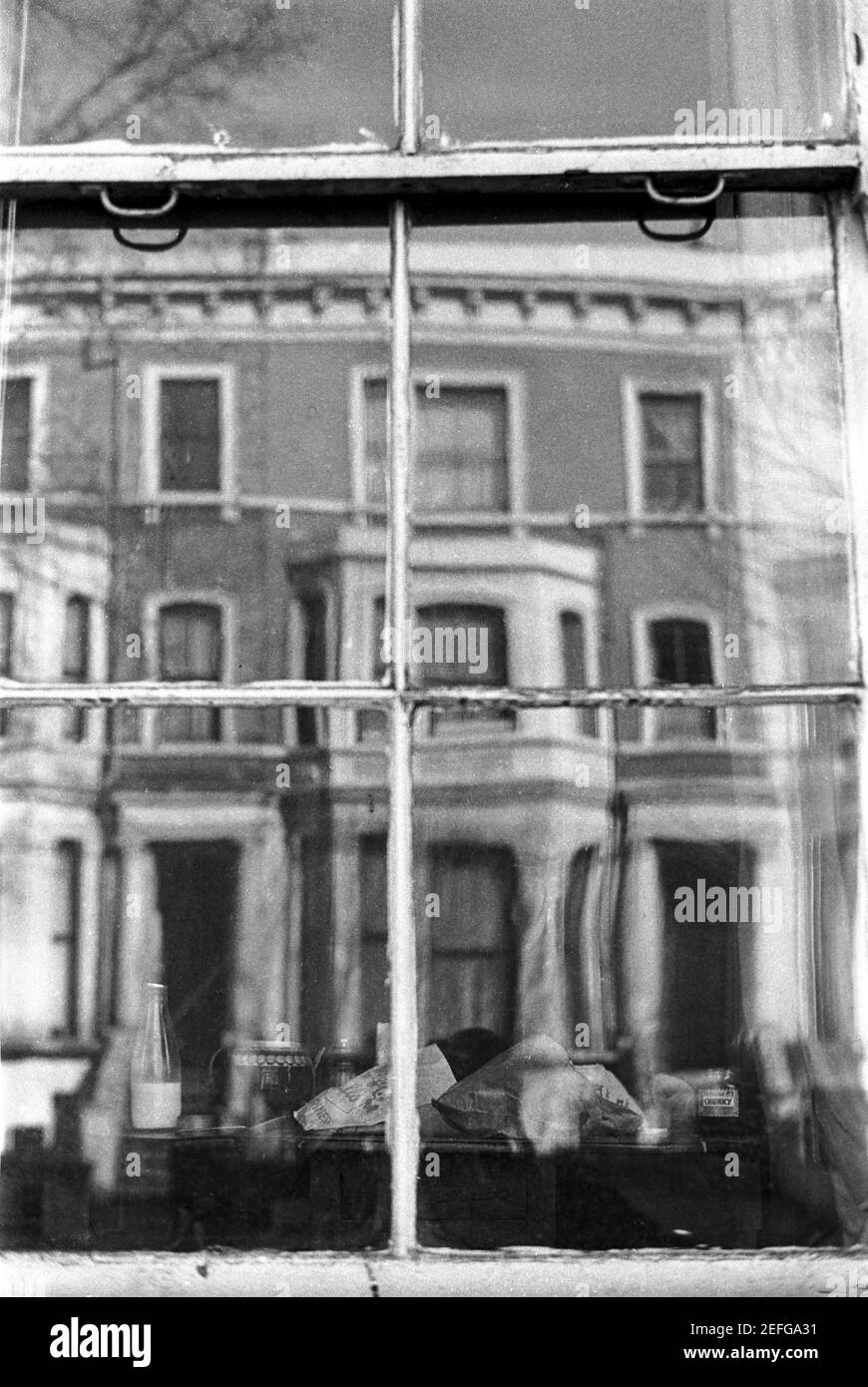 Großbritannien, West London, Notting Hill, 1973. Heruntergekommene und heruntergekommene, große, vierstöckige Häuser werden langsam restauriert und neu dekoriert. Stockfoto