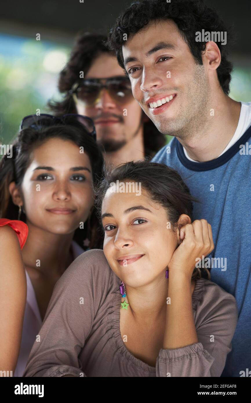 Zwei junge Frauen Lächeln mit zwei jungen Männern in Nahaufnahme Stockfoto