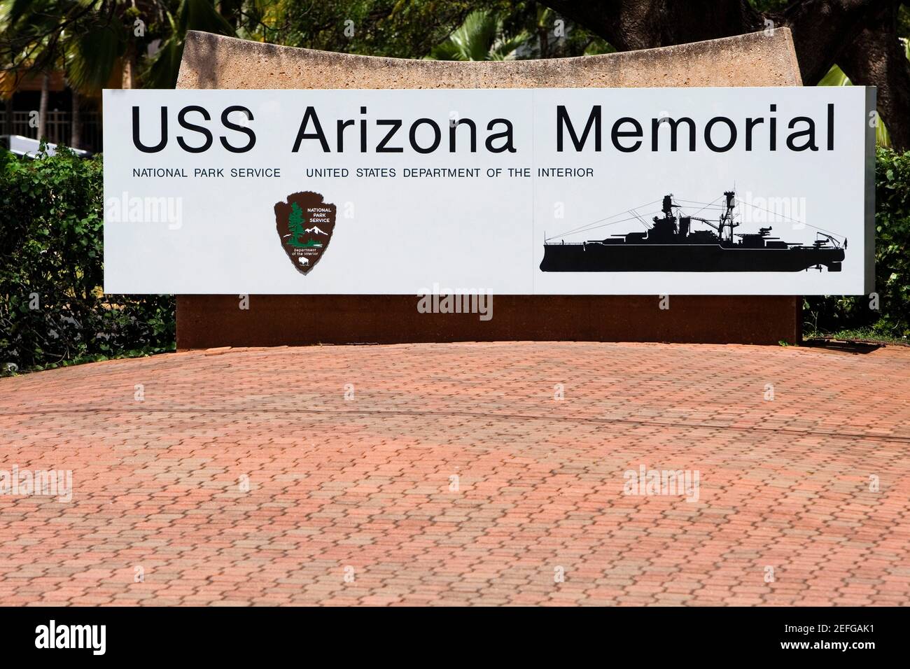 Informationstafel vor einem Baum, USS Arizona Memorial, Pearl Harbor, Honolulu, Oahu, Hawaii-Inseln, USA Stockfoto