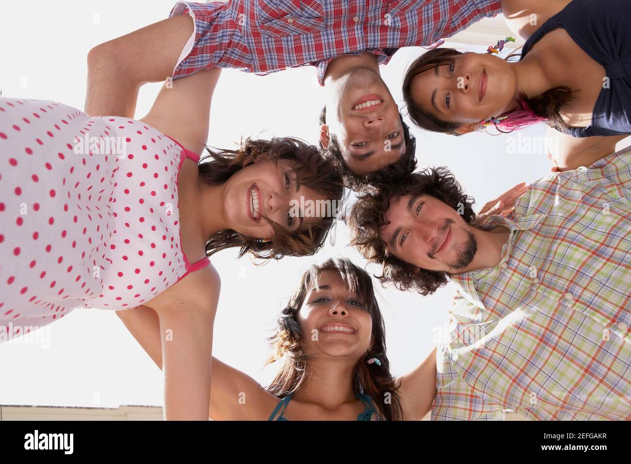 Niedrigen Winkel Ansicht von drei jungen Frauen und zwei junge Männer in ein Wirrwarr Stockfoto
