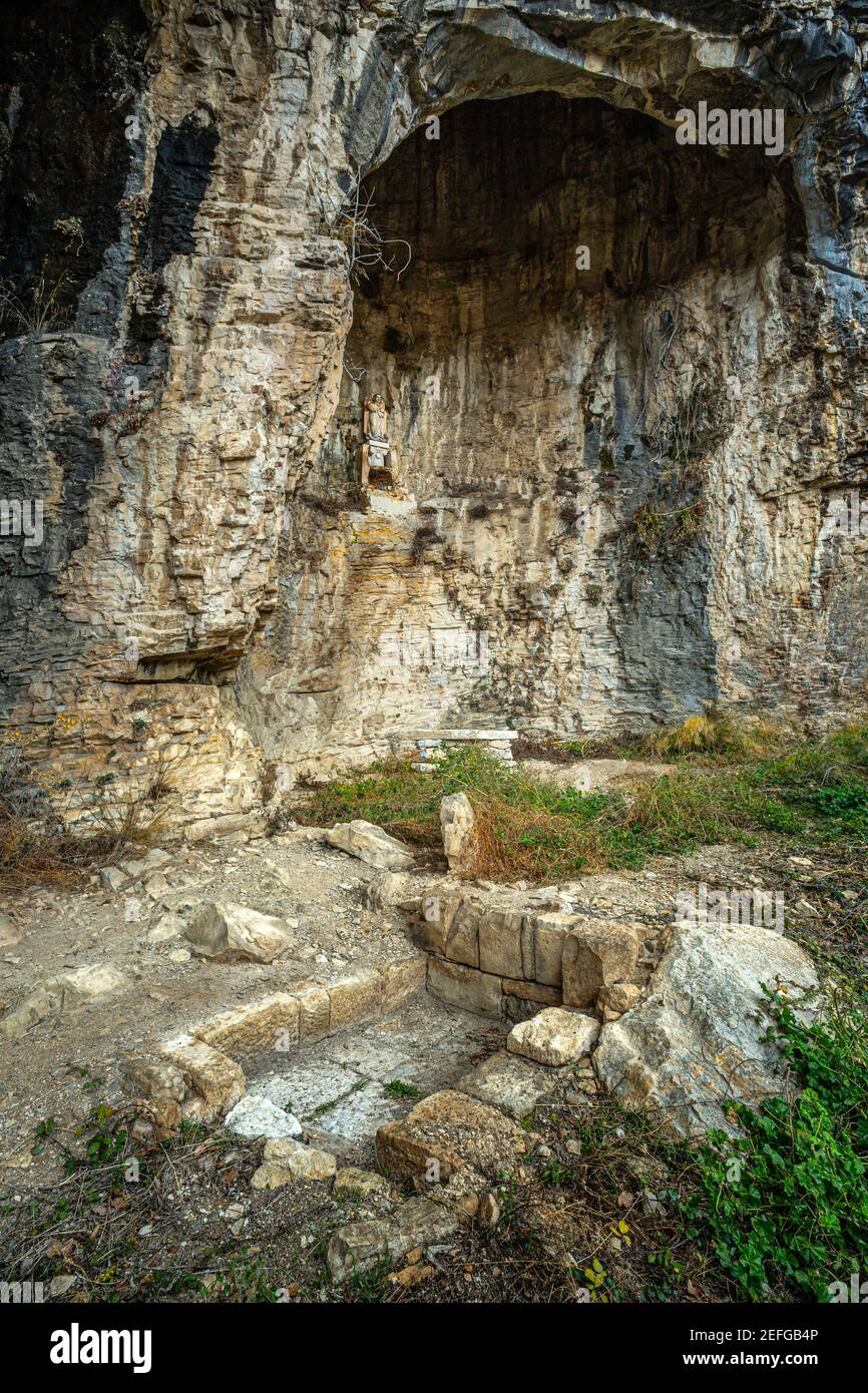 Die Bergeinsiedelei der Grotta Sant'Angelo im Nationalpark Maiella. Abruzzen, Italien, Europa Stockfoto