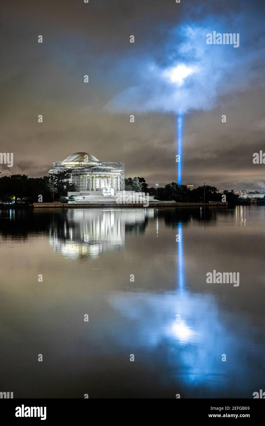 911 Gedenklicht strahlt in den Himmel und reflektiert Das Tidal Basin vor dem Jefferson Memorial in Washington DC Stockfoto