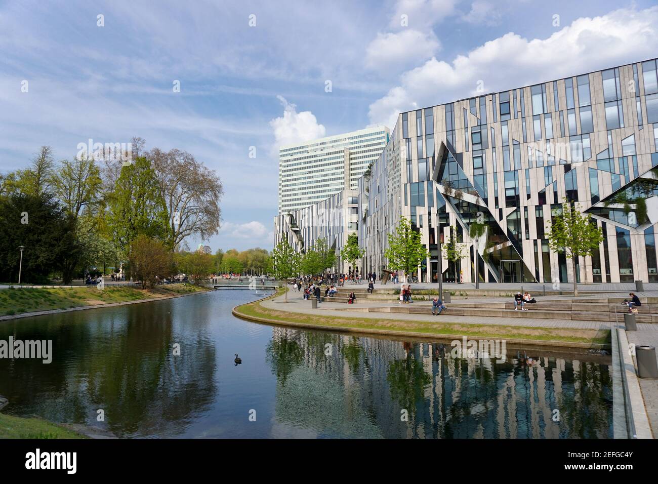 Der Kö-Bogen in Düsseldorf, in der Nähe des öffentlichen Parks Hofgarten. Es wurde vom New Yorker Stararchitekten Daniel Libeskind entworfen. Stockfoto