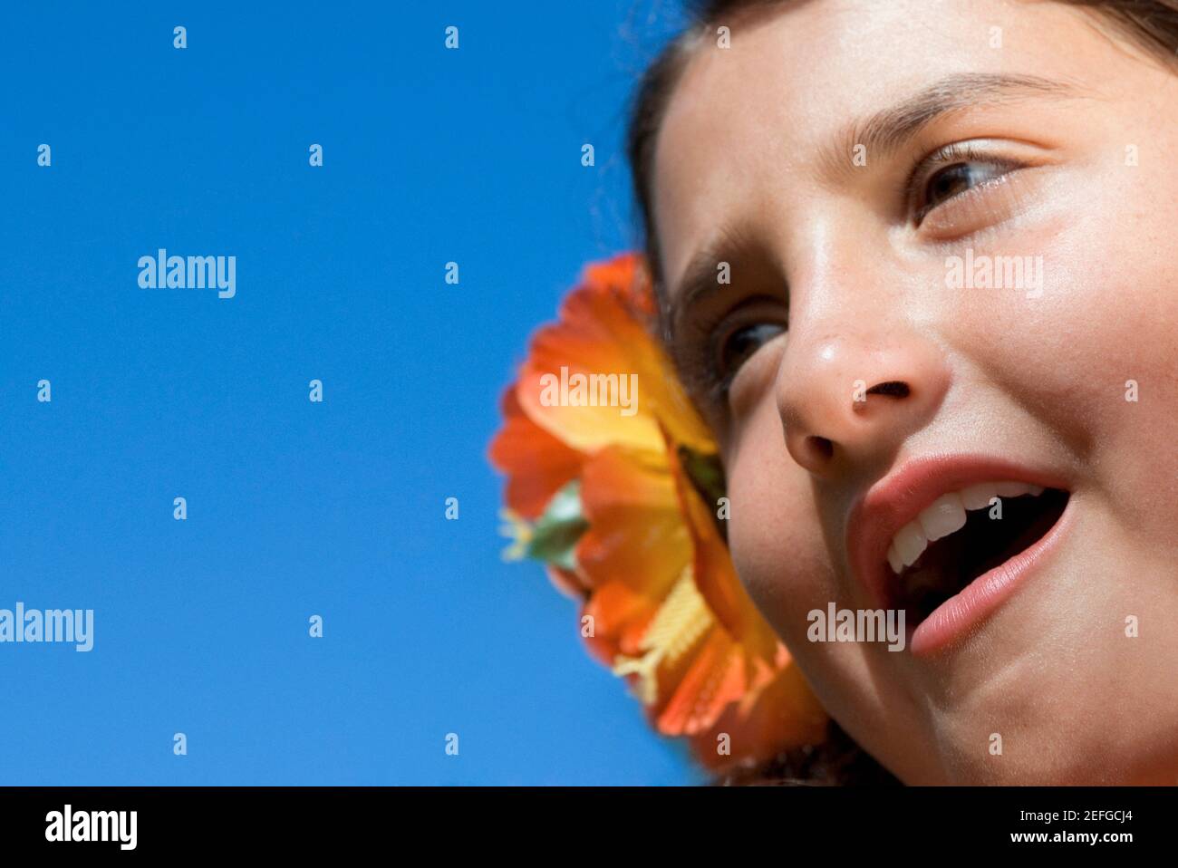 Nahaufnahme eines Mädchens, das Blumen trägt und schreit Stockfoto