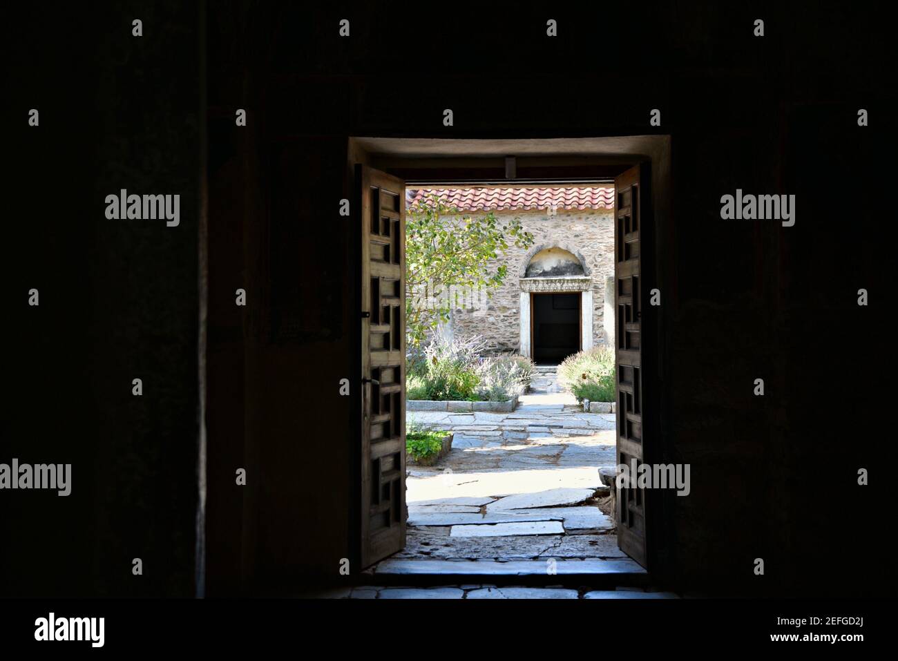 Reflektorium Ansicht des historischen Ostorthodoxen Kaisariani Klosters in Athen, Griechenland. Stockfoto