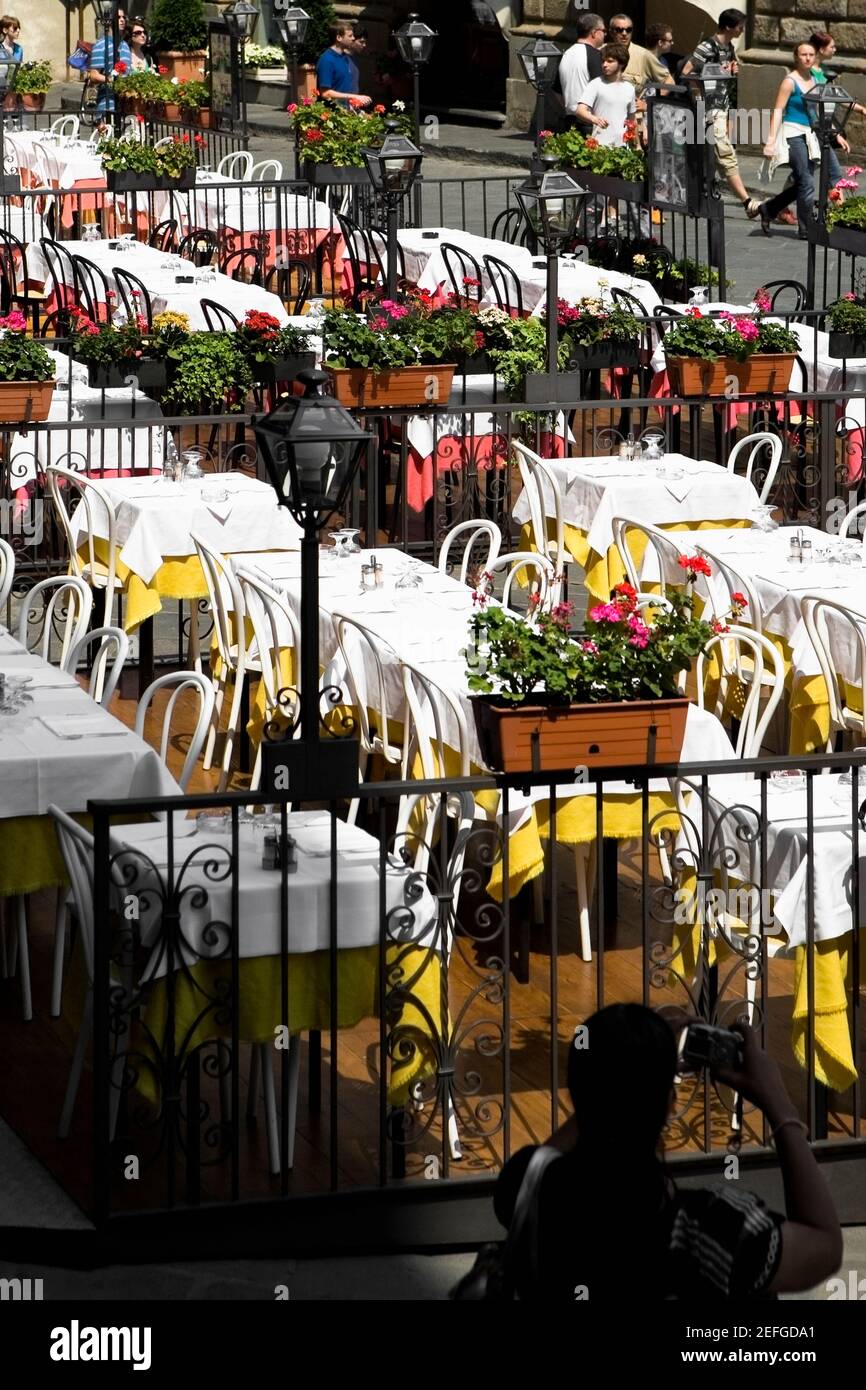 Touristen in der Nähe der Bürgersteig-Café in einer Stadt, Piazza della Signoria, Florenz, Toskana, Italien Stockfoto