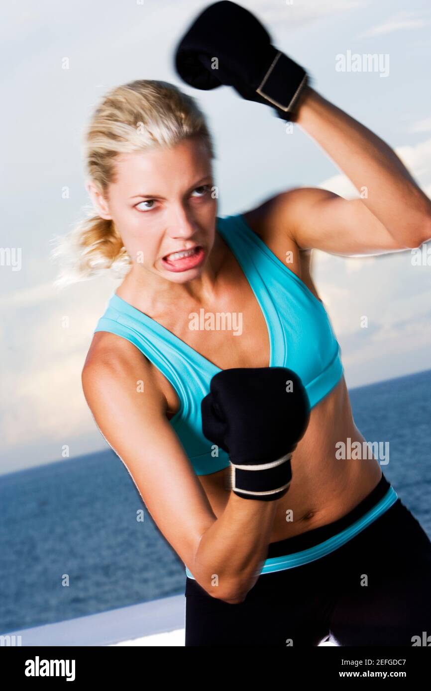Nahaufnahme einer jungen Frau beim Boxen Stockfoto