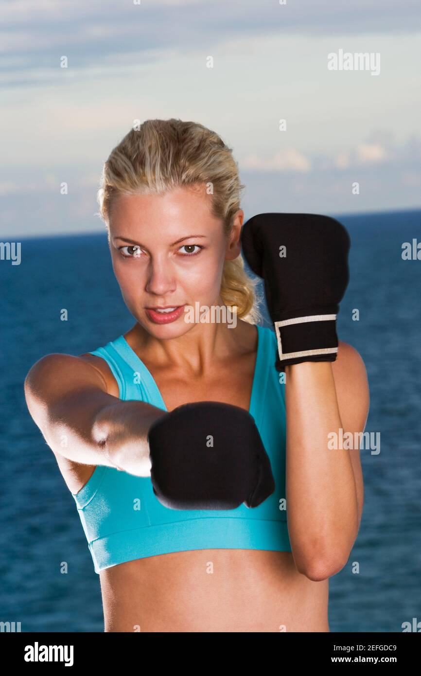 Porträt einer jungen Frau mit Boxhandschuhe Stockfoto