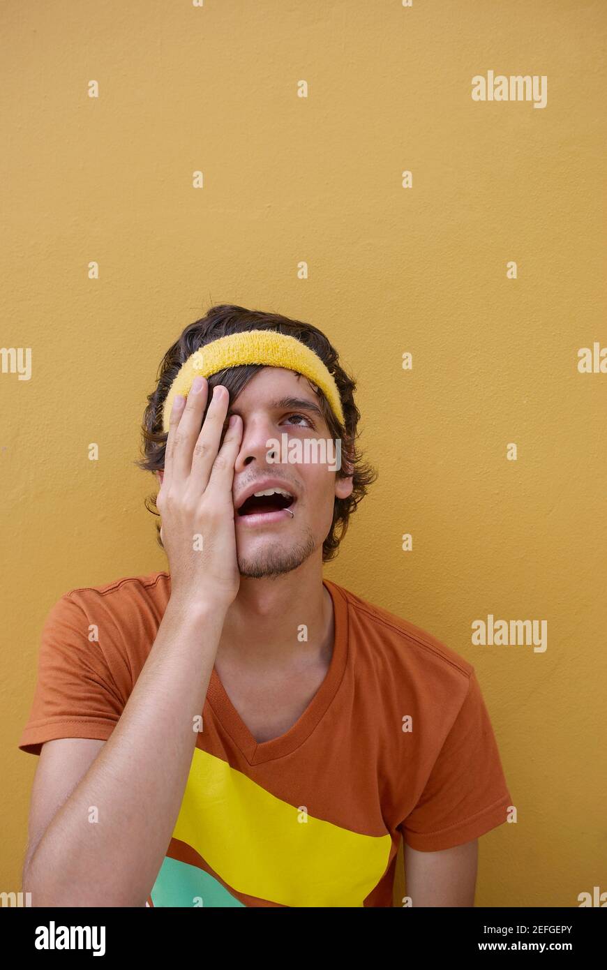 Nahaufnahme eines jungen Mannes mit der Hand auf sein Auge Stockfoto