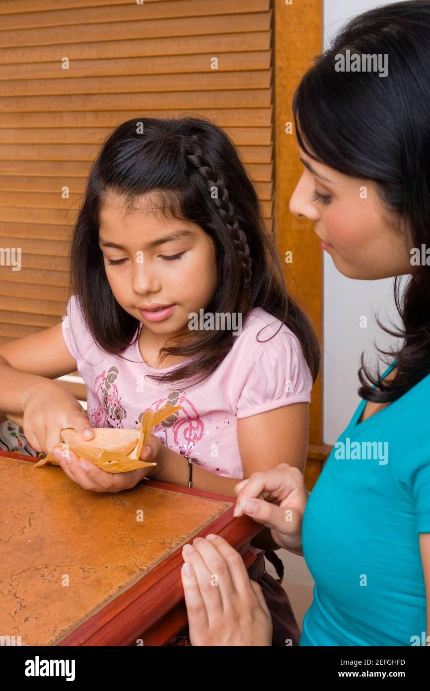 Mädchen, die Zubereitung von Brot mit ihrer Schwester in der Küche Stockfoto