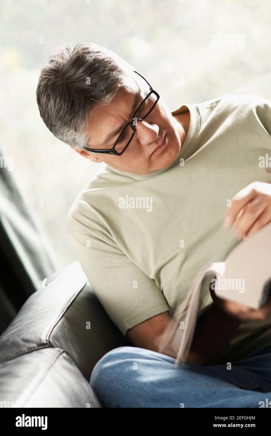 Nahaufnahme eines reifen Mannes, ein Buch zu lesen Stockfoto