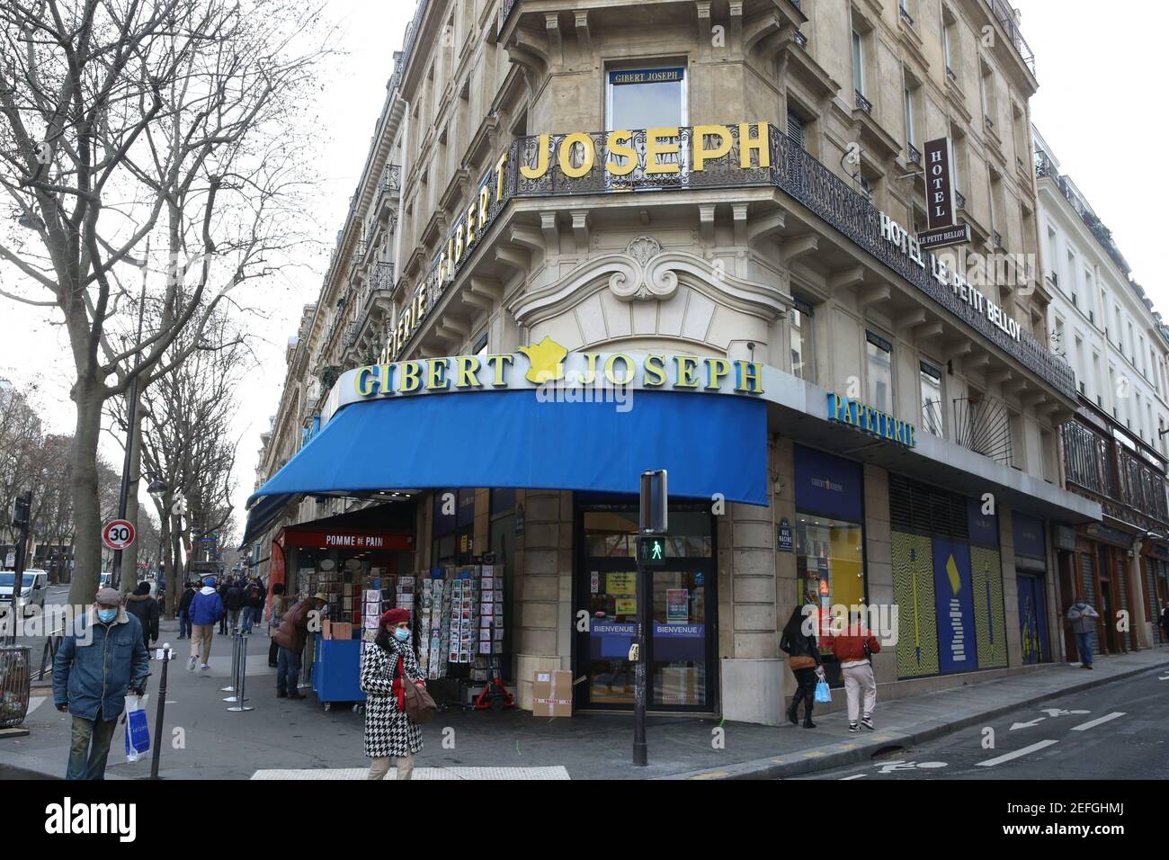 Der von der Pandemie hart getroffenen Gibert Jeune-Flagship-Store schließt 4 seiner Geschäfte. Gibert Jeune, eine beliebte Kette, hat angekündigt, dass sie ihren Flagship-Shop im Quartier Latin im März schließen wird, die neueste in einer Reihe von Schließungen. Das Hauptgeschäft, Place Saint-Michel in Paris, Frankreich am 17. Februar 2021. Foto von Jerome Domine/ABACAPRESS.COM Stockfoto