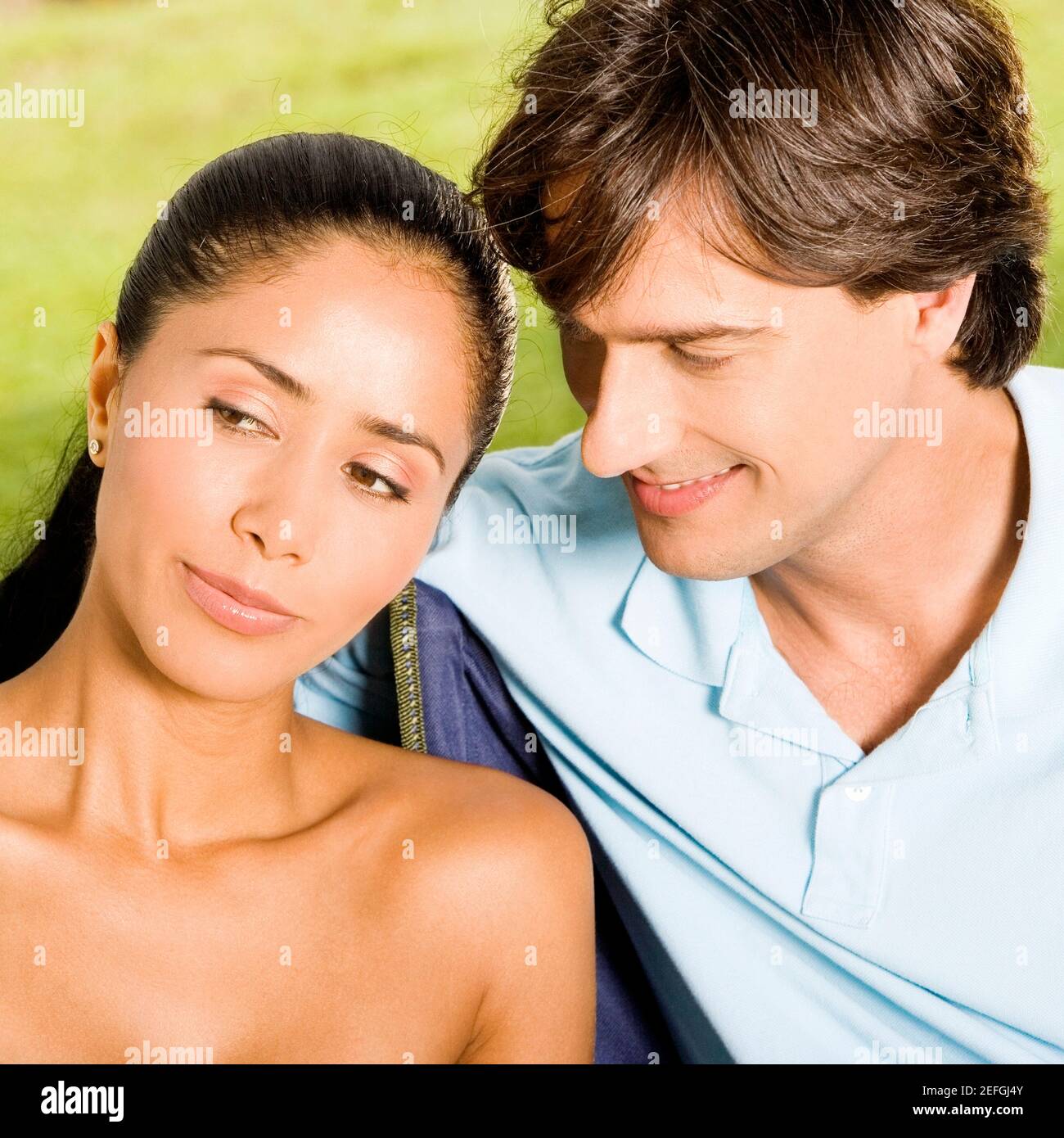 Nahaufnahme einer jungen Frau und eines mittleren erwachsenen Mannes Stockfoto