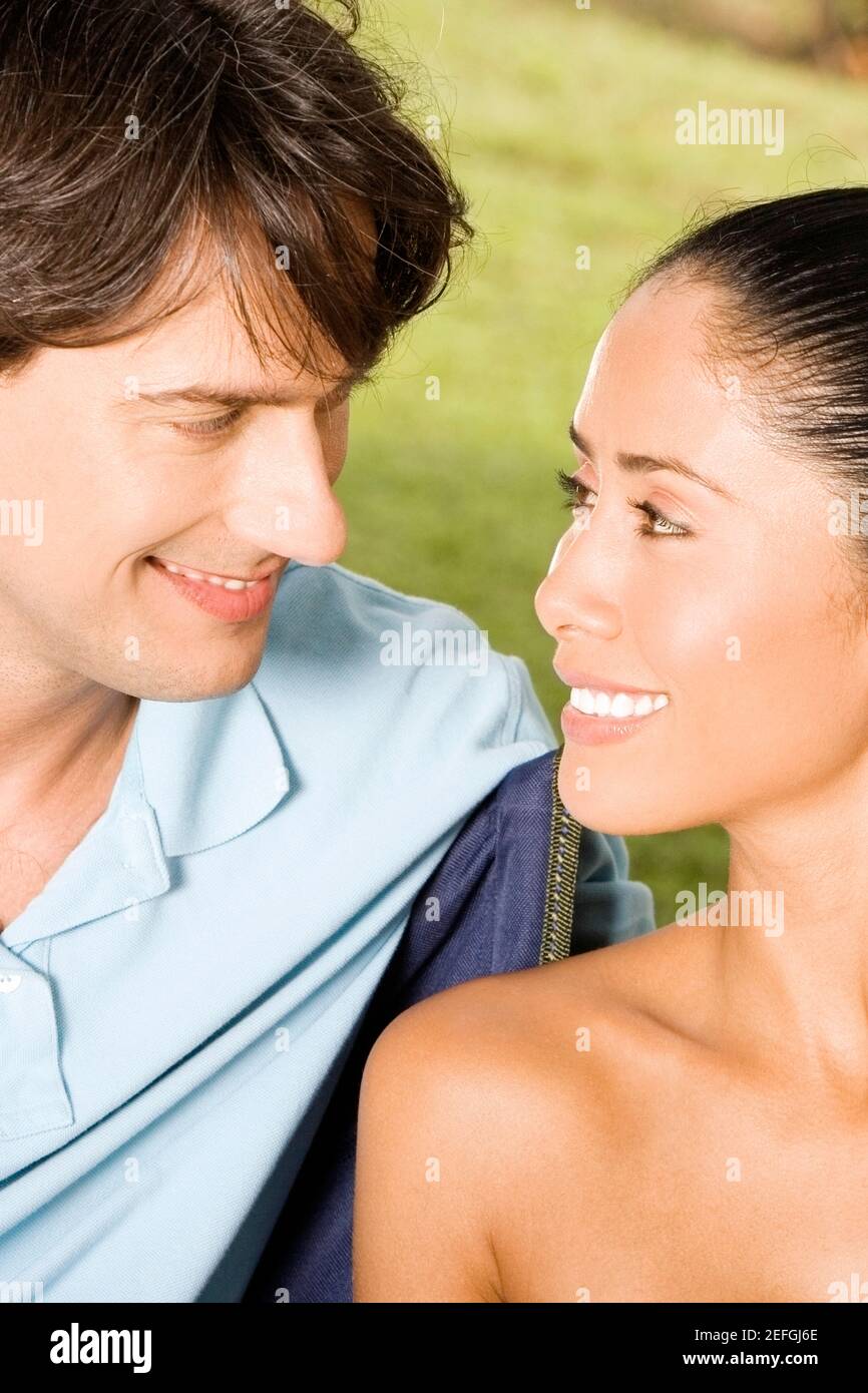 Nahaufnahme von einer jungen Frau und eine Mitte erwachsener Mann lächelnd Stockfoto