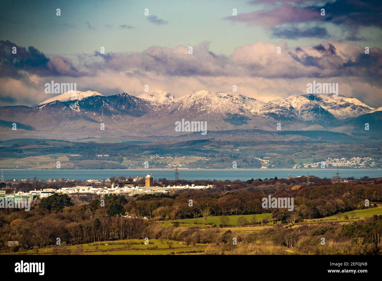 Blick auf die schneebedeckten Cumbrian Fells, Cumbria, Großbritannien. Stockfoto