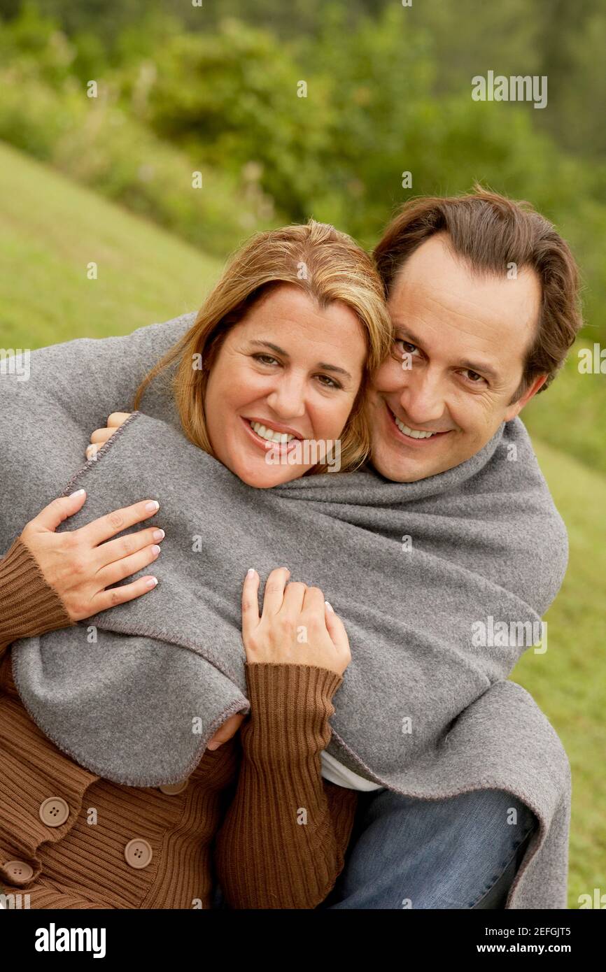 Porträt von einem reifen Mann umarmt eine Frau Mitte Stockfoto