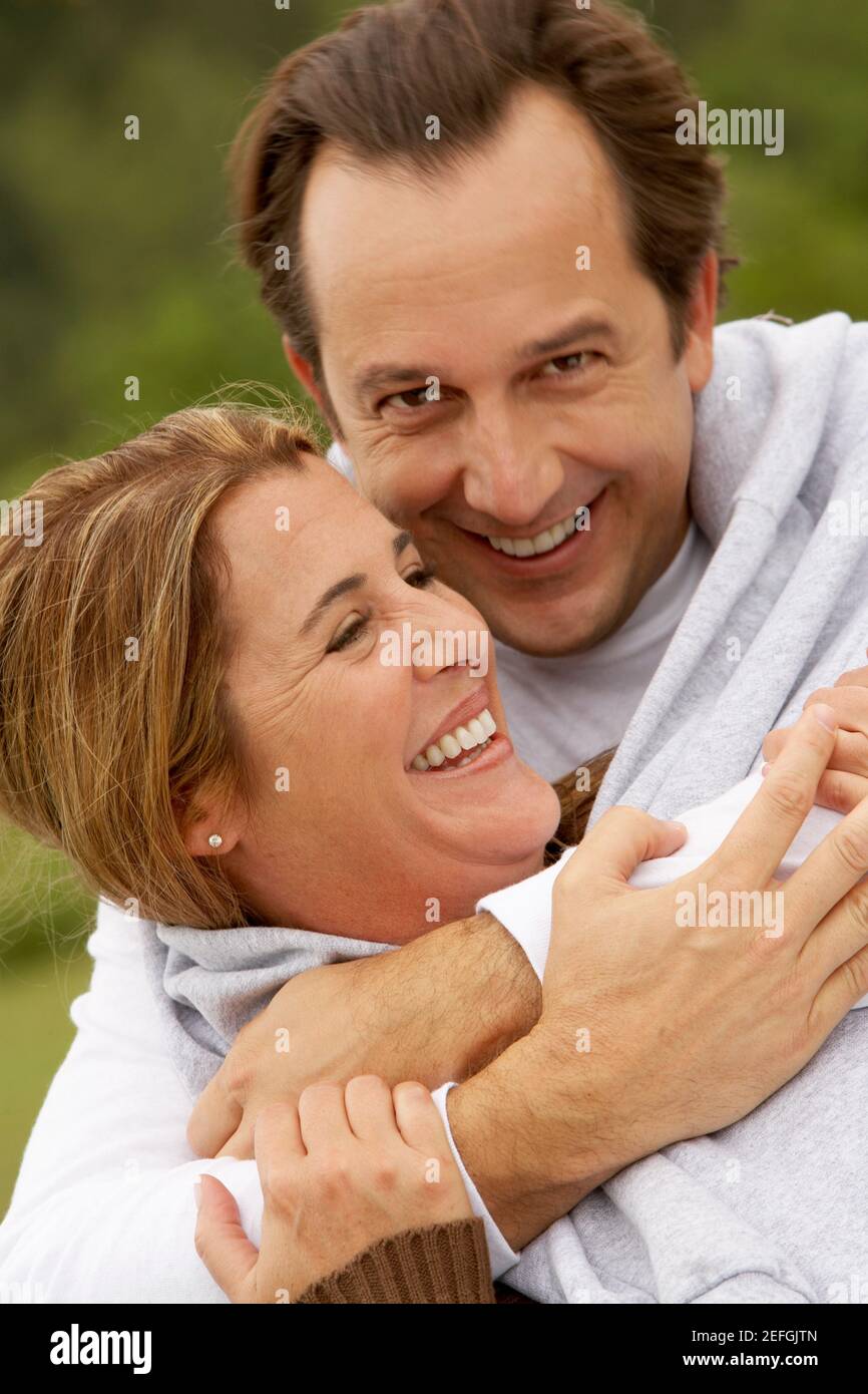 Nahaufnahme eines reifen Mannes, der eine Frau mittleren Erwachsenen umarmt Stockfoto