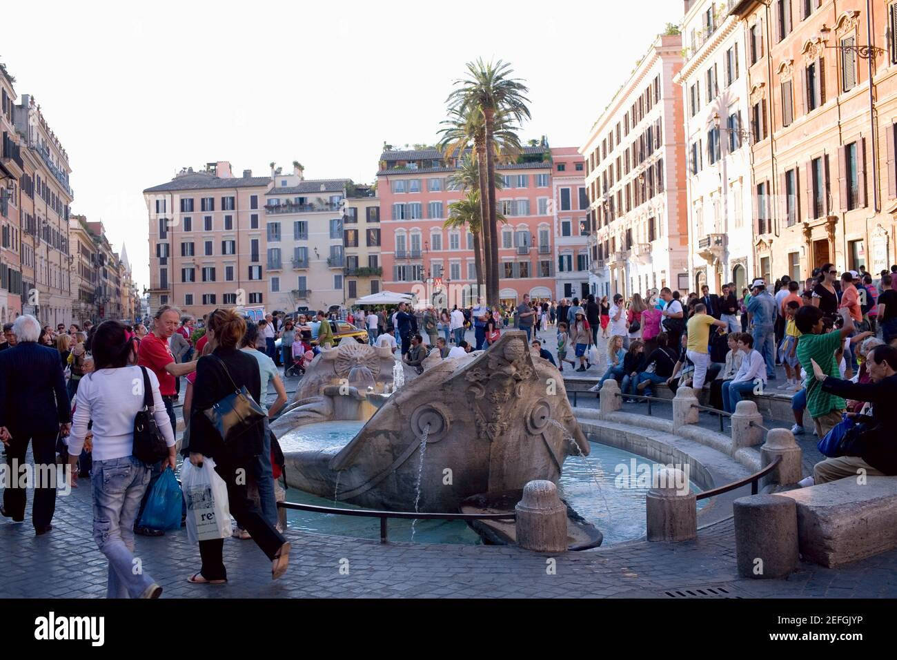 Touristen um einen Brunnen, Piazza di Spagna, Rom, Italien Stockfoto