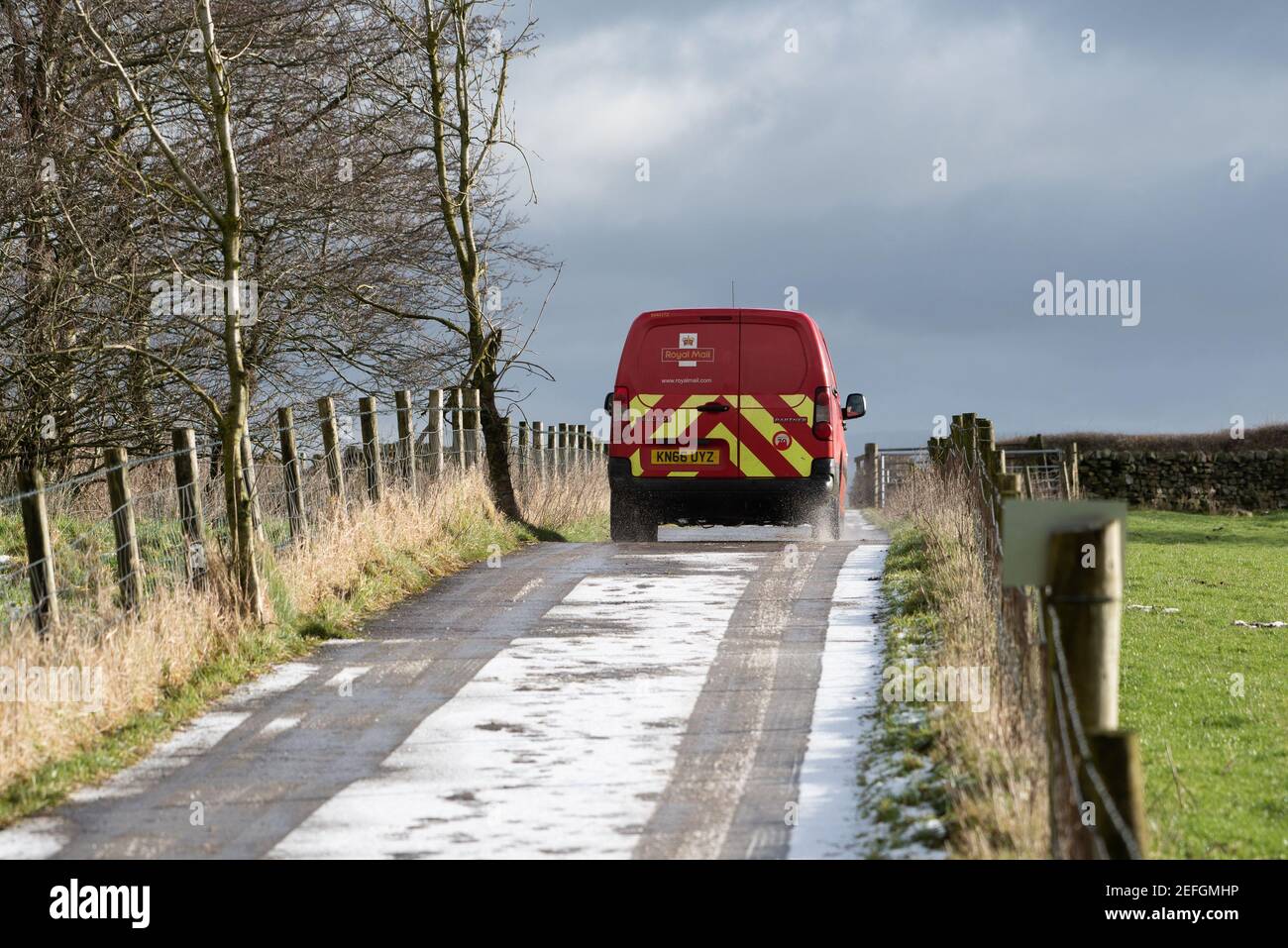 Ein Royal Mail van auf einer vereisten Straße, Chipping, Preston, Lancashire. Stockfoto