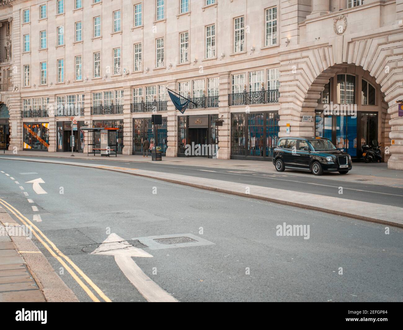London, England - 17. März 2020: Regent Street ist leer, weil Coronavirus-Sperre Menschen aus öffentlichen Räumen verbietet Stockfoto