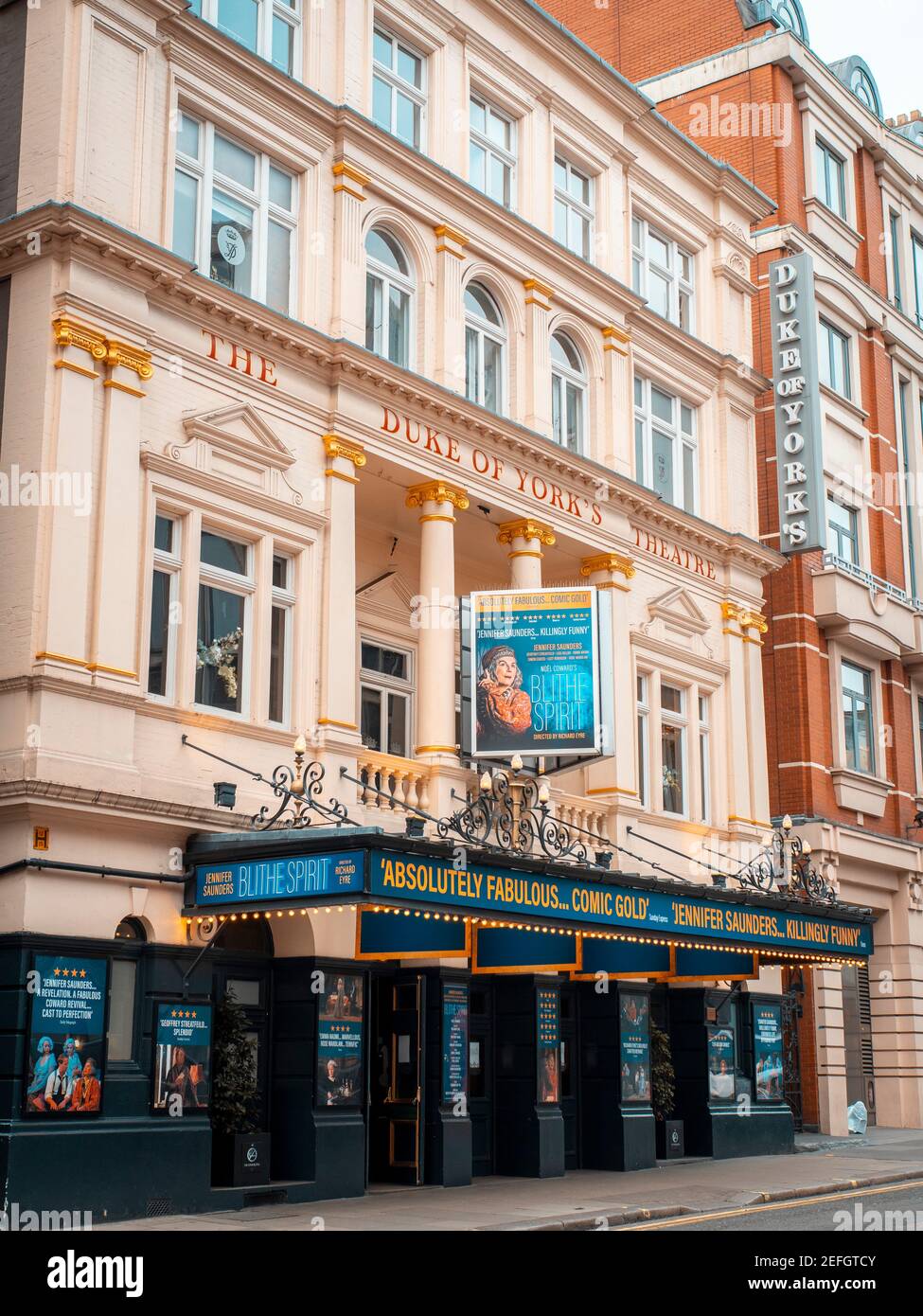 London, England - 17. März 2020: Das Duke of York's Theatre mit der Show 'Bliethe Spirit' im Londoner West End ist wegen Coronavirus bis auf Ankündigung geschlossen Stockfoto