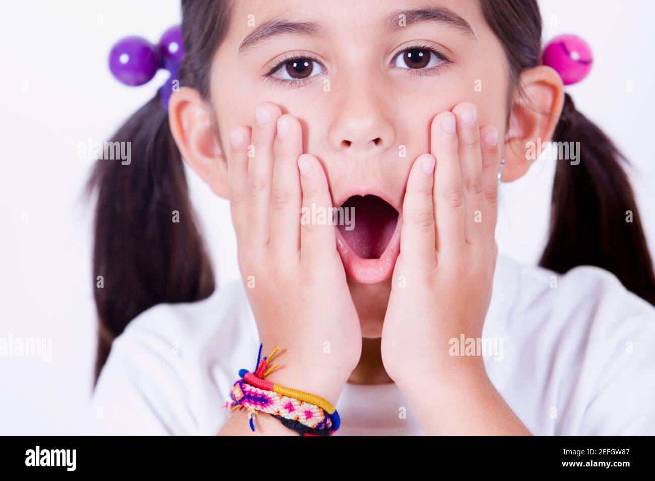 Porträt eines Mädchens, das überrascht mit den Händen auf Ihr Gesicht Stockfoto