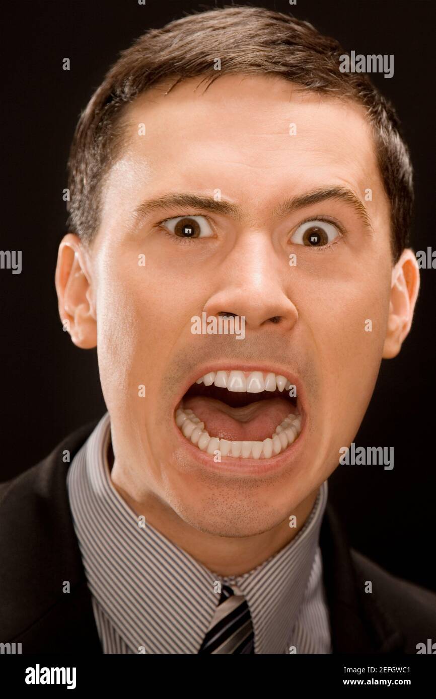 Porträt eines Geschäftsmannes schreien Stockfoto