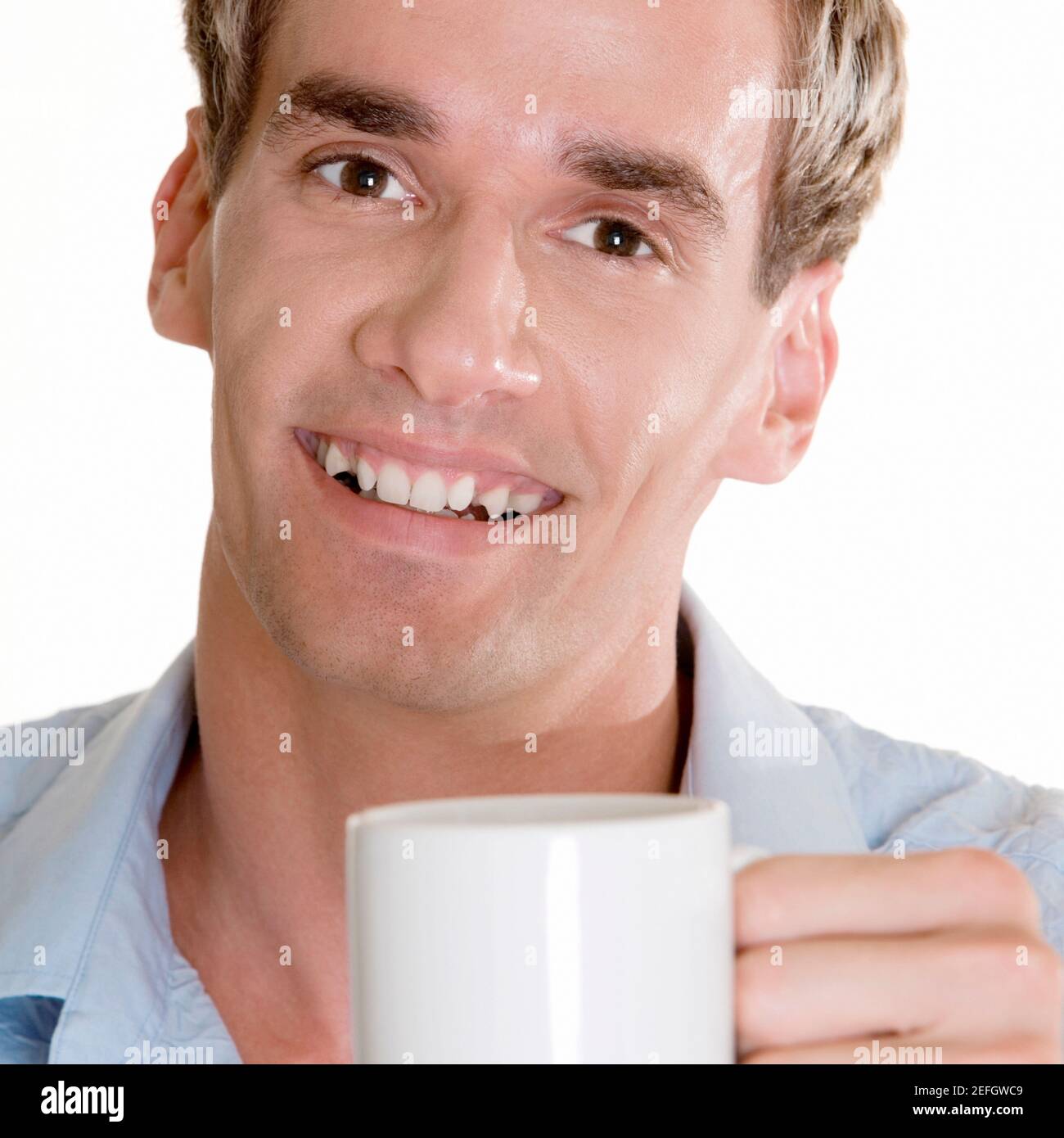 Porträt eines mittleren erwachsenen Mannes, der eine Tasse hält Stockfoto