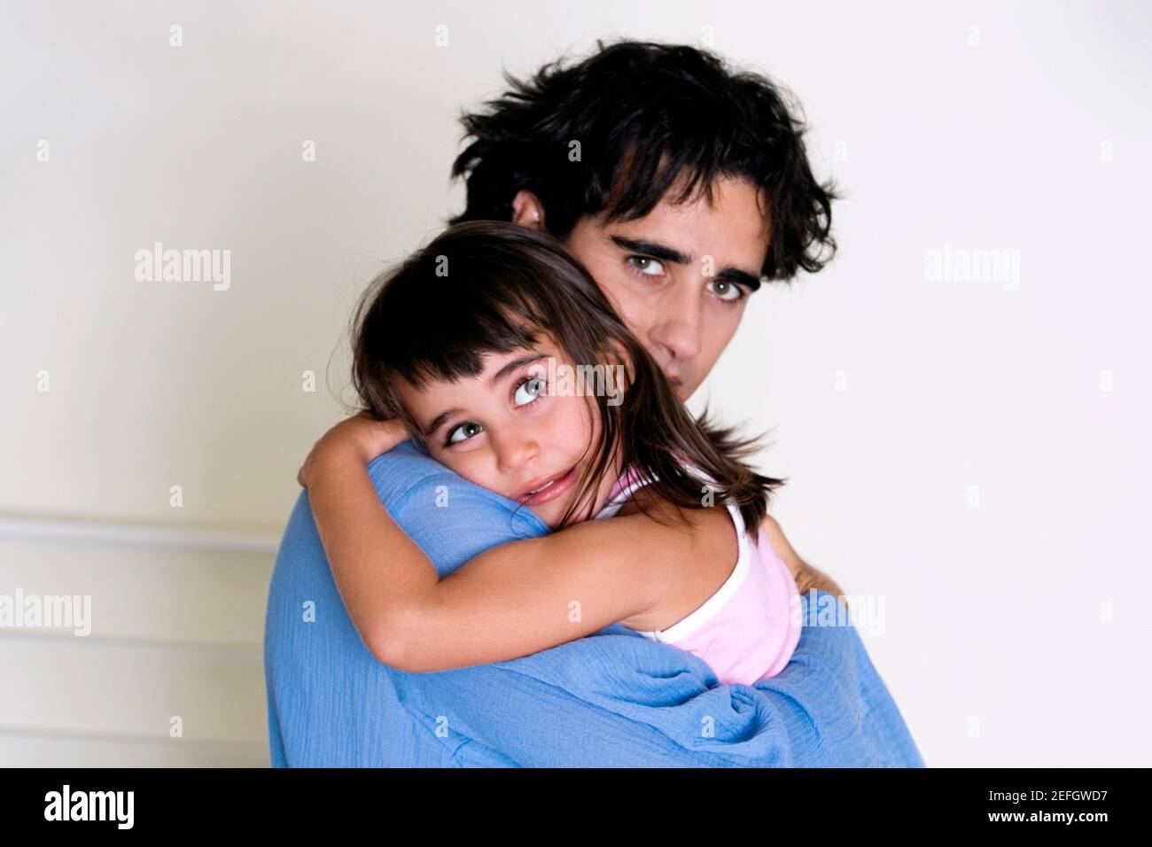 Porträt eines Vaters umarmt seine Tochter Stockfoto