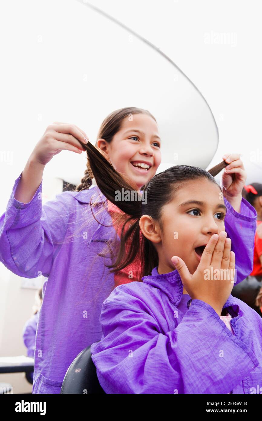 Nahaufnahme eines Mädchens, das sisterÅ½s Haar hält Stockfoto