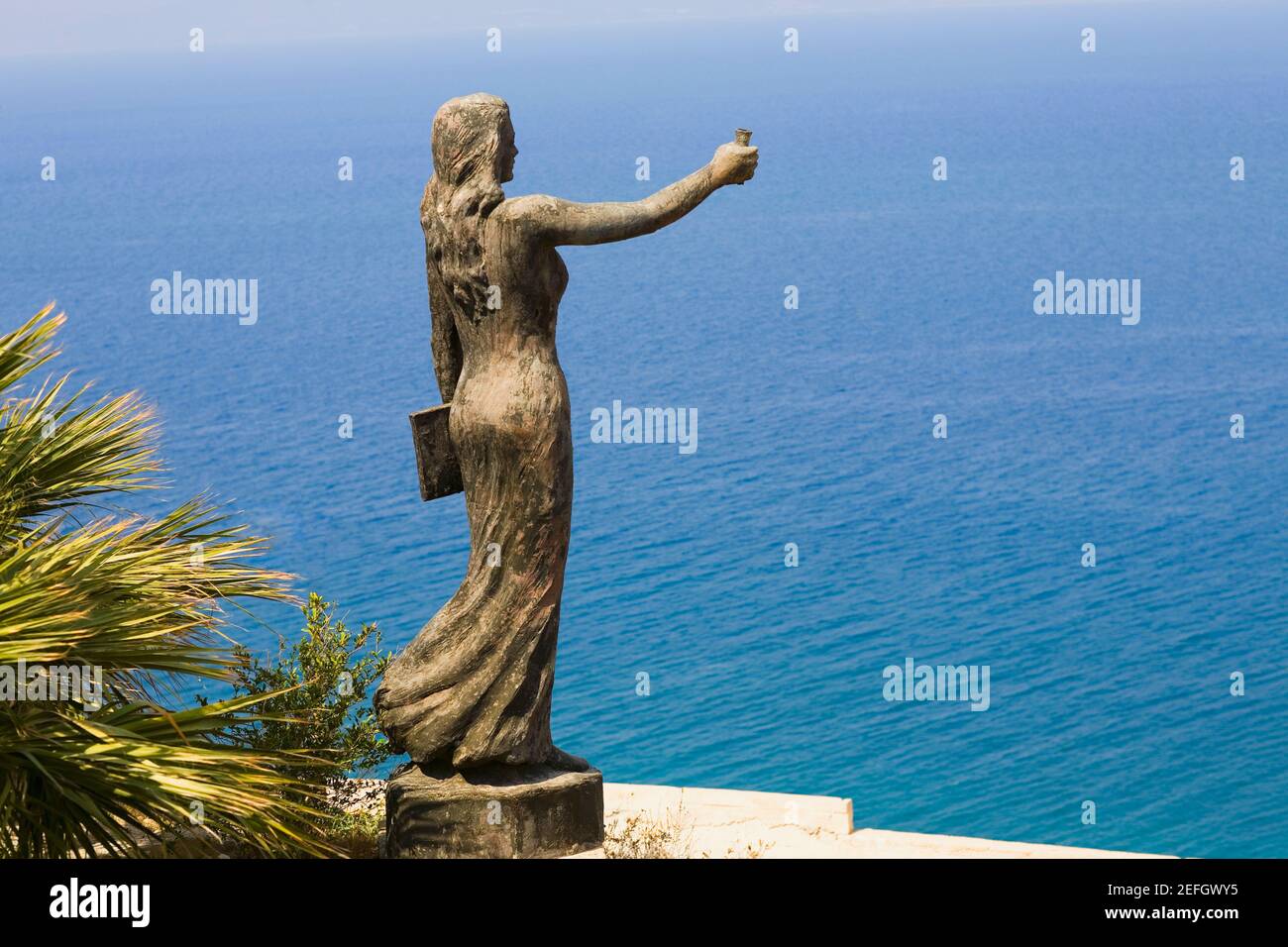 Weibliche Statue mit Blick auf das Meer, Ephesus, Türkei Stockfoto
