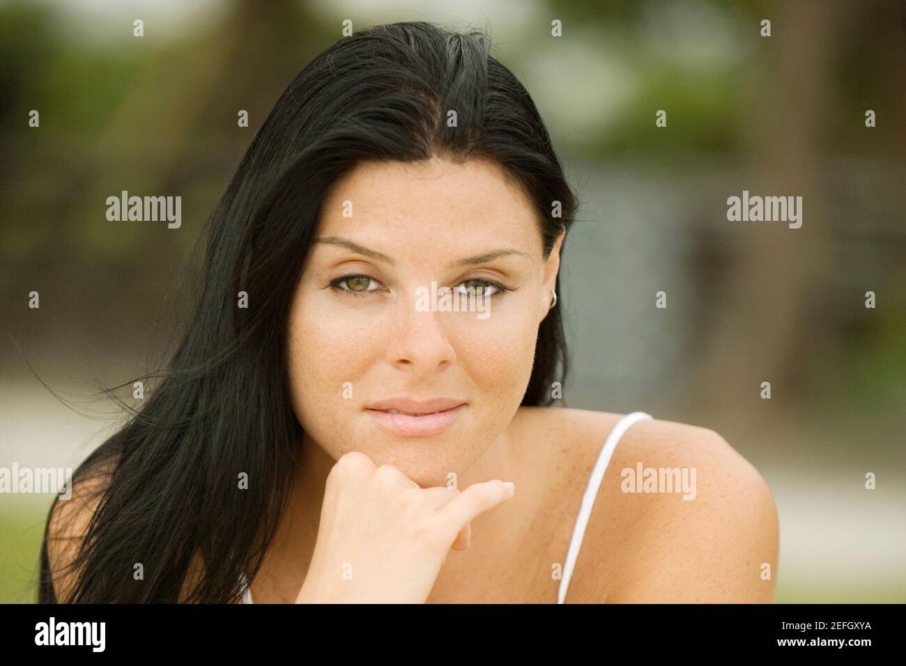 Nahaufnahme einer jungen Frau mit der Hand unter ihr Kinn Stockfoto