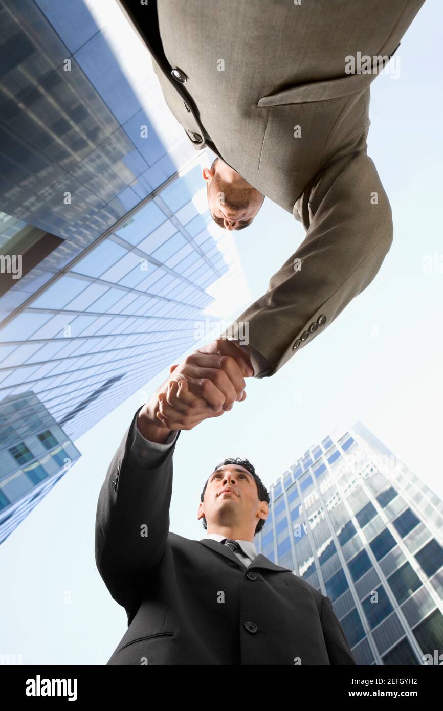 Niedrigen Winkel Ansicht von zwei Geschäftsleute Händeschütteln Stockfoto